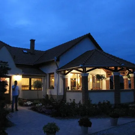 招待所 主之耳语酒店 4*